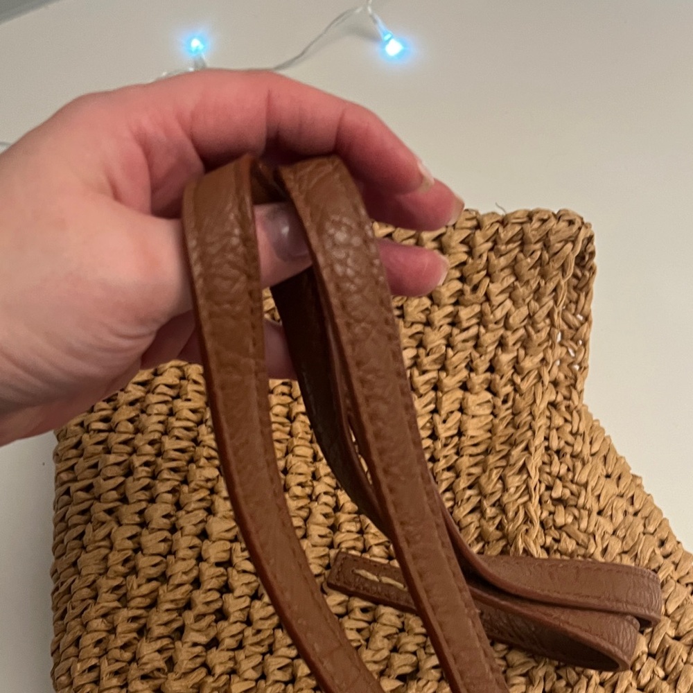 Elegant Tan Woven Tote Bag - Picture 4 of 7
